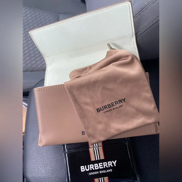 Burberry leather sunglasses case / ID wallet black leather